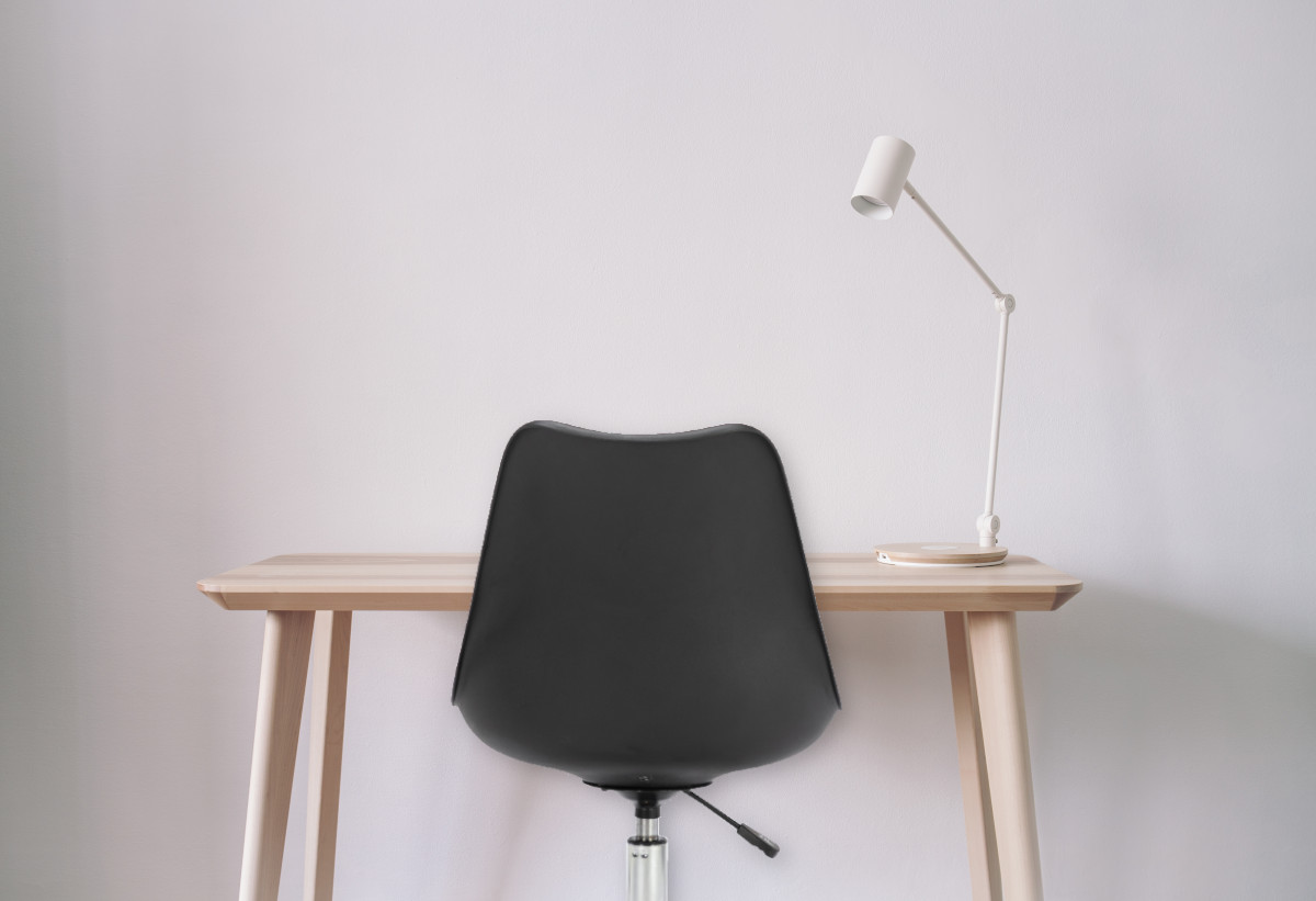 Στην εικόνα απεικονίζεται η καρέκλα τοποθετημένη σε ένα γραφείο.
